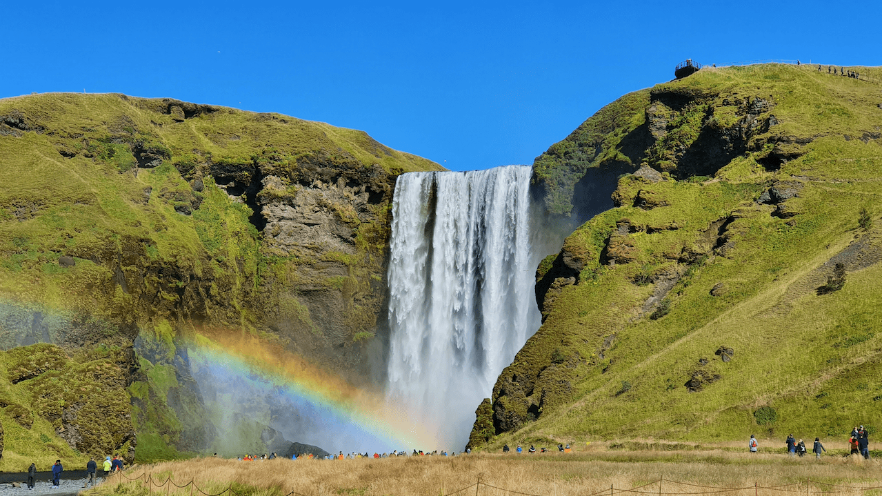 一座巨大的瀑布,而这座瀑布其实是位于冰岛的斯科加瀑布(skógafoss)