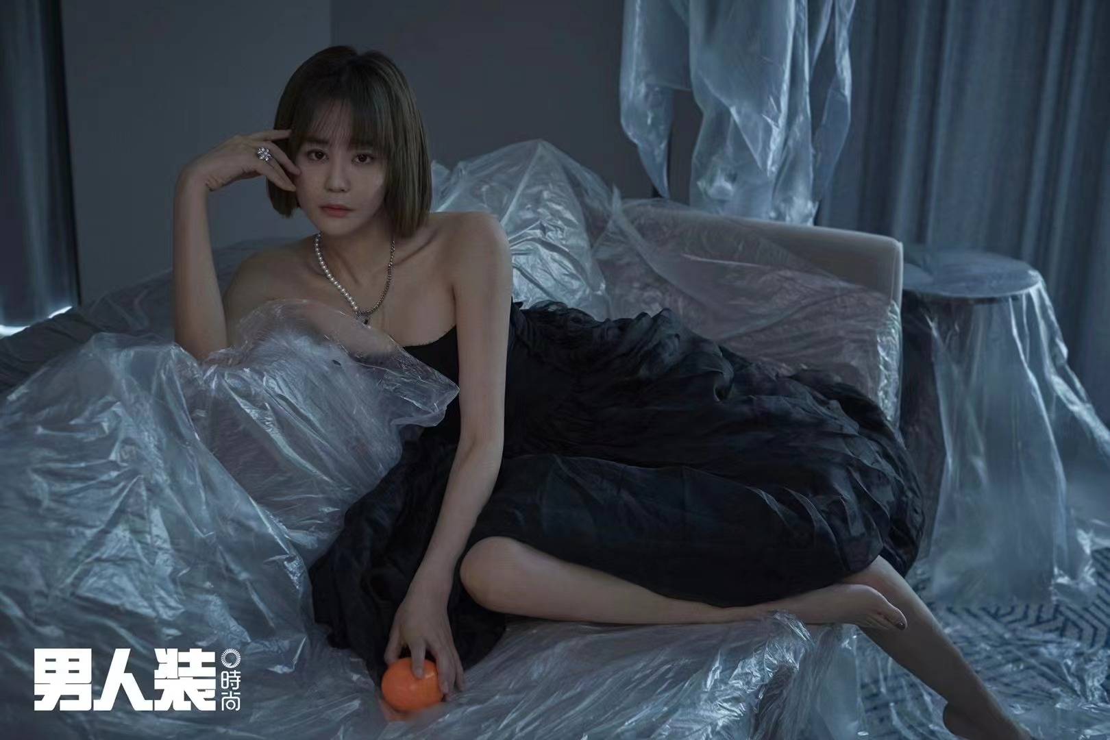 搜狐娱乐讯 9月21日,海陆一组绝美大片曝光,她身穿抹胸黑裙秀性感身材