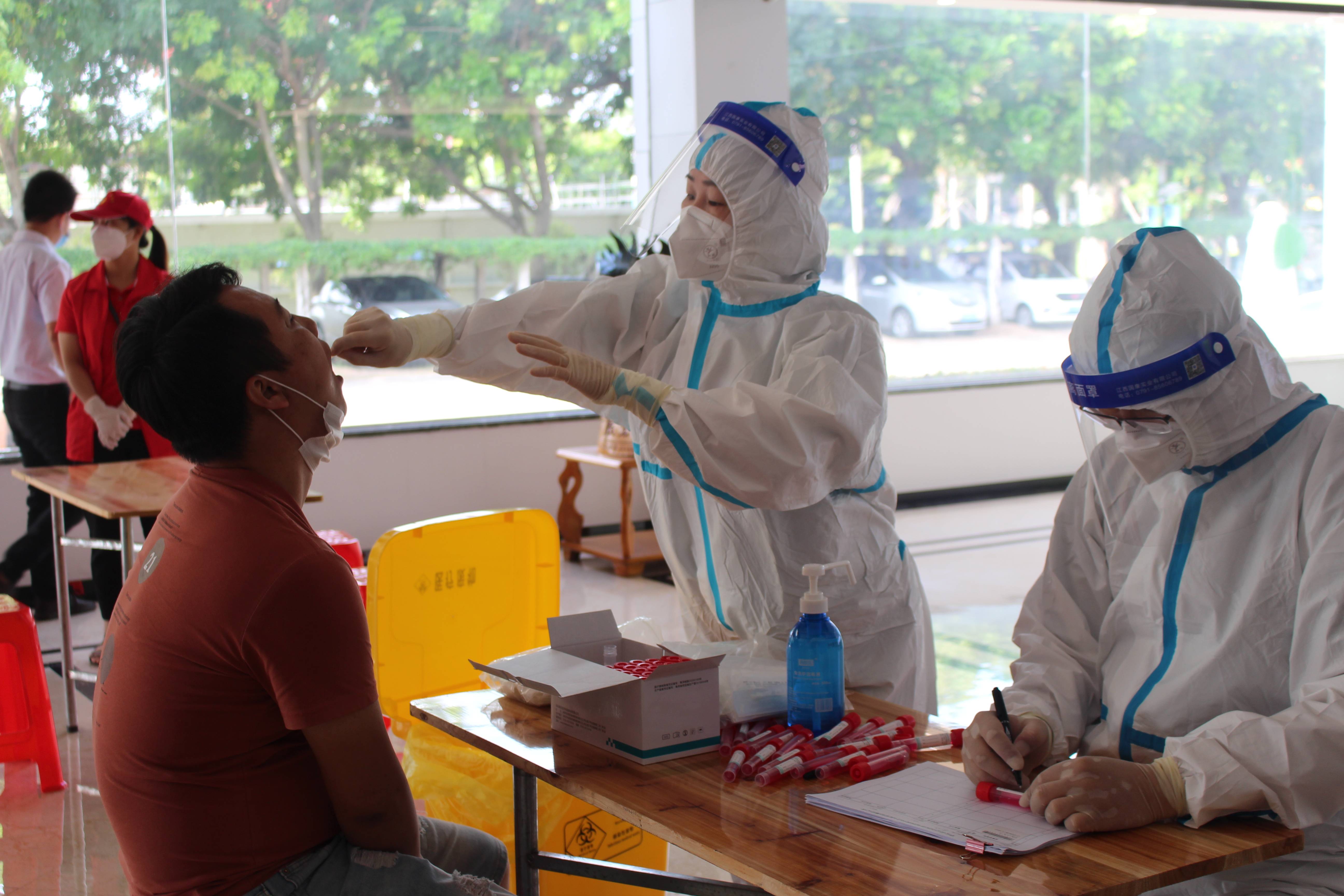 华安县总医院医护人员正在登记和进行核酸采集工作