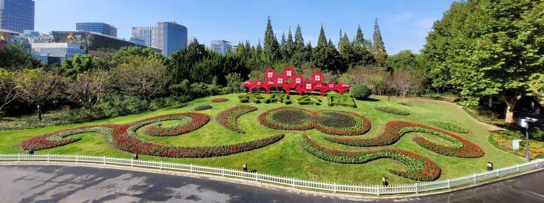 据了解,与以往相比,今年的花坛花境在设计上着重强调国庆和建党100