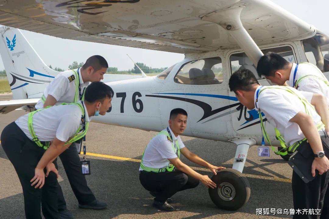 乌鲁木齐航空飞行学员动态学理论习技能养作风