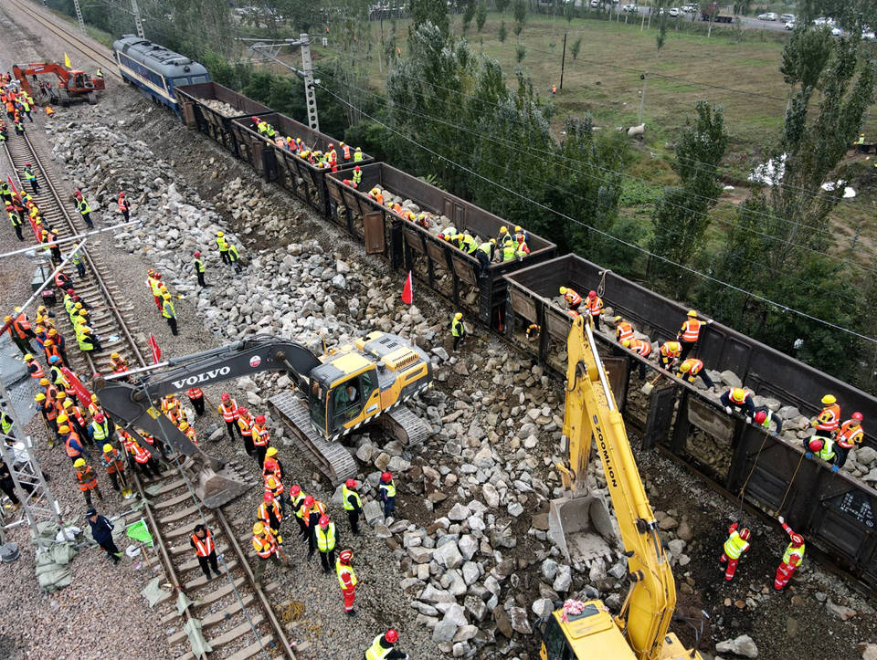 原创山西南同蒲铁路昌源河大桥桥台被洪水冲垮,航拍抢救现场