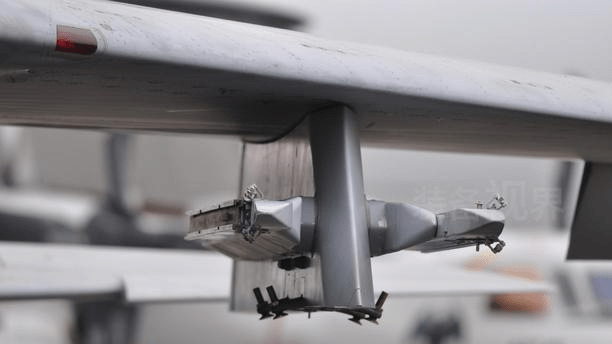 这些近距空空导弹一般挂载在三菱f-15j战斗机翼下复合挂架上,一共