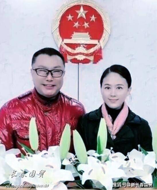 尹相杰携小16岁娇妻外出就餐,给老婆夹菜恩爱甜蜜