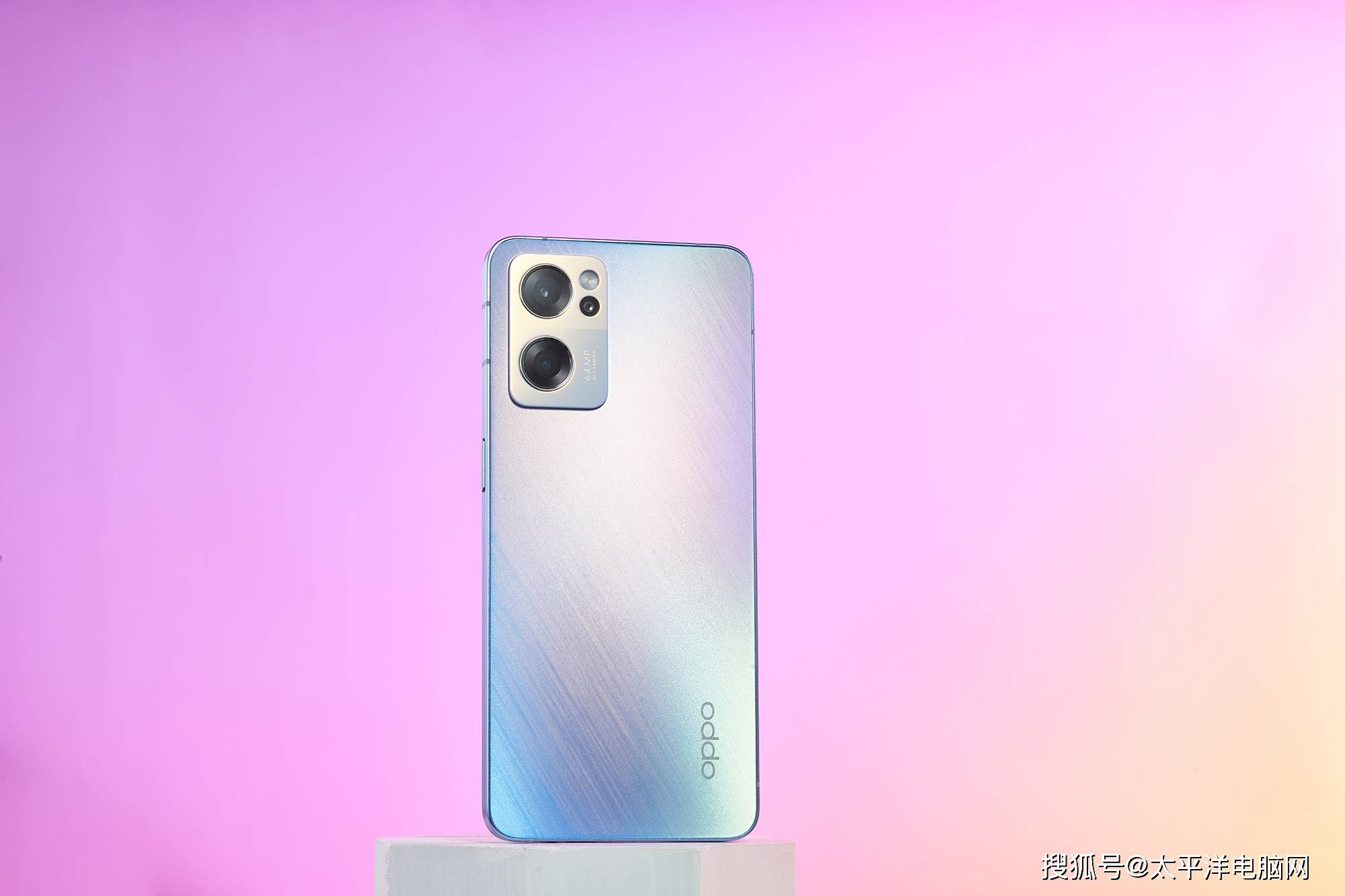 在晶钻工艺基础上进行二次光刻,oppo reno7的星雨心愿浪漫配色便诞生
