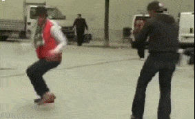 原创搞笑gif趣图一转身没踢到别人反而把自己摔倒了