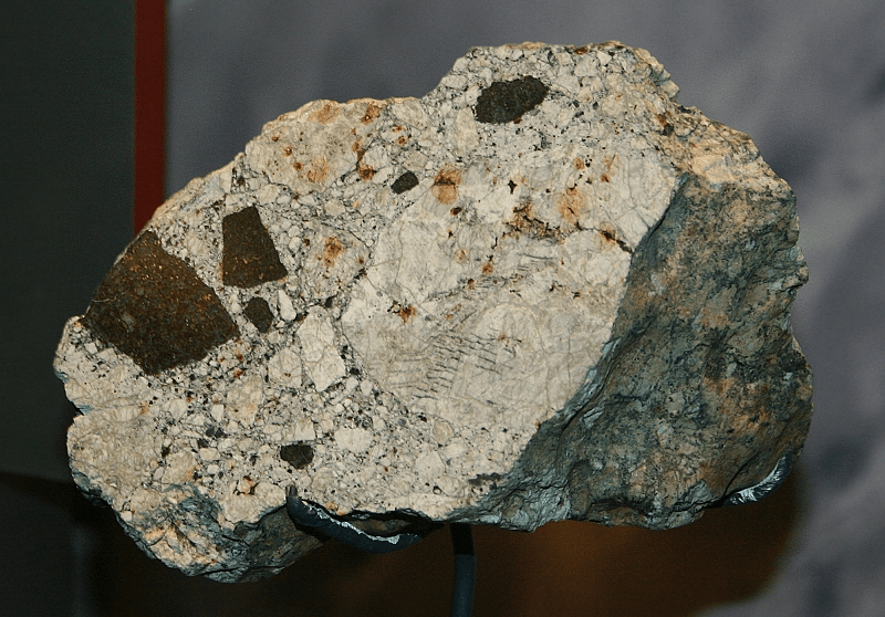它在陨石中唯一拥有浅棕色熔壳的外表,让其在普遍黑色熔壳陨石中,更是