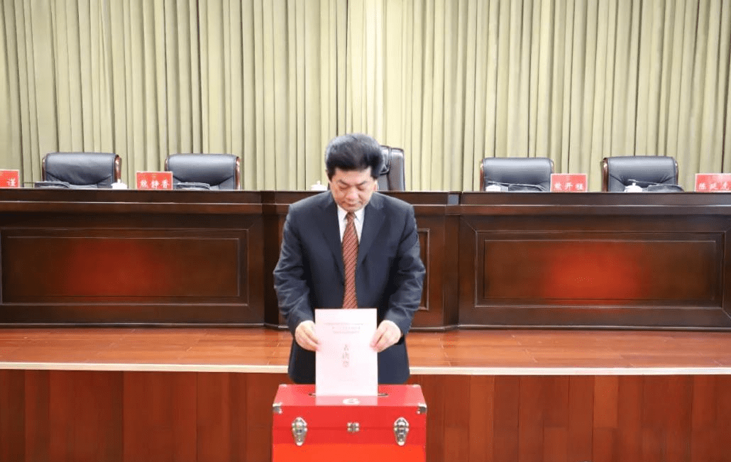 市人大常委会主任谢天学主持会议,副主任熊开程,熊静香,陈