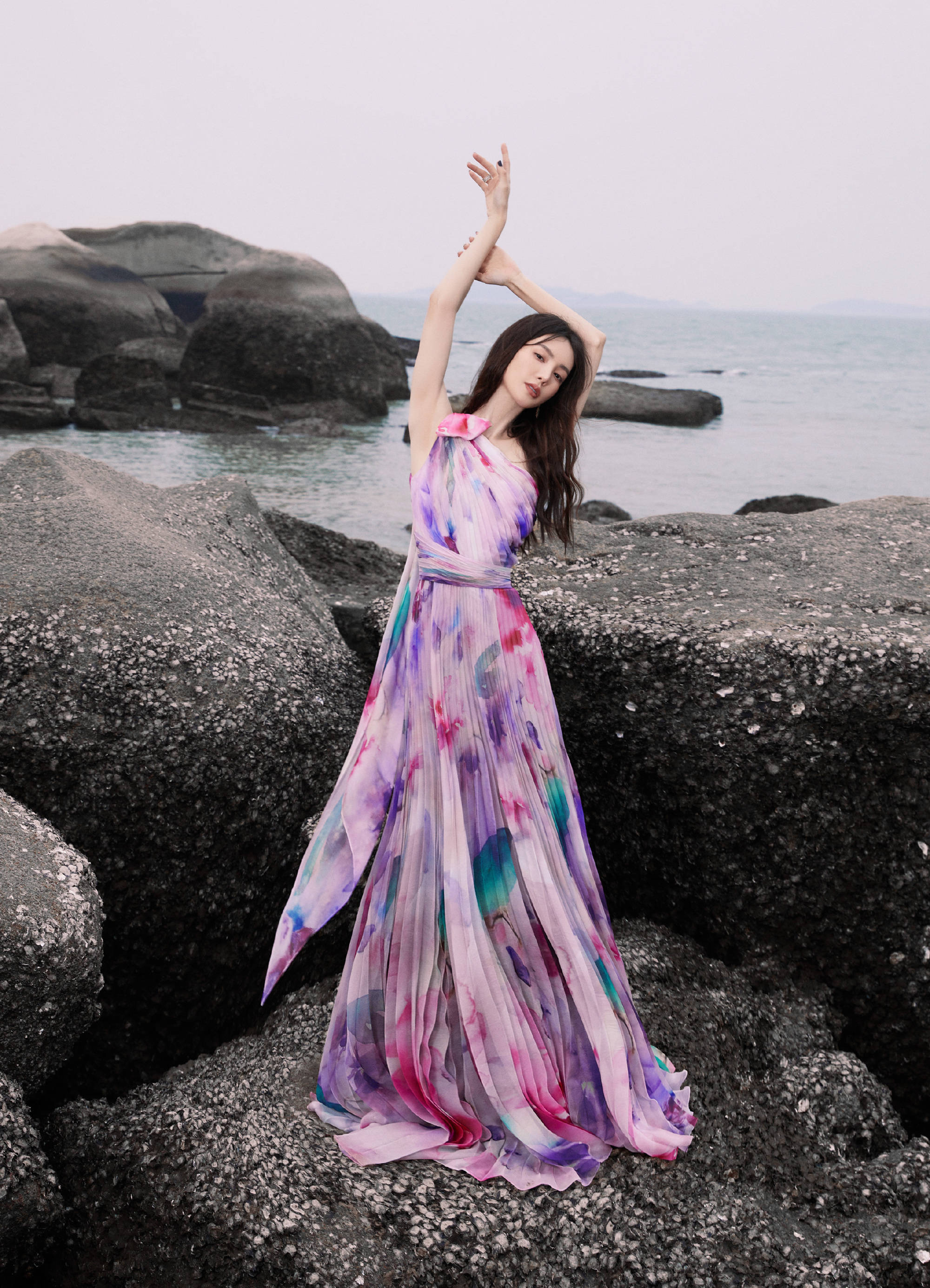 金晨海边仙气飘飘美照曝光 明媚温婉少女感十足