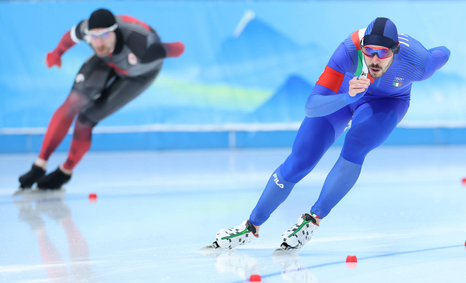 组图速度滑冰项目训练赛举行运动员亮相冰丝带
