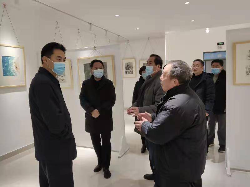 濮阳市教育局党组书记高尚功一行莅临市油田艺术中学检查指导高三开学