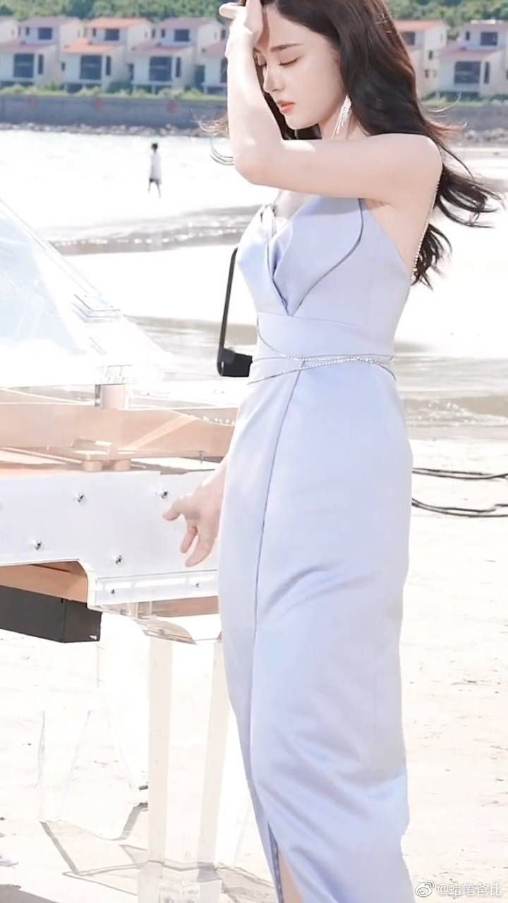 娜扎穿吊带长裙秀天鹅颈 一颦一笑美艳清冷惹人怜-沐风文化