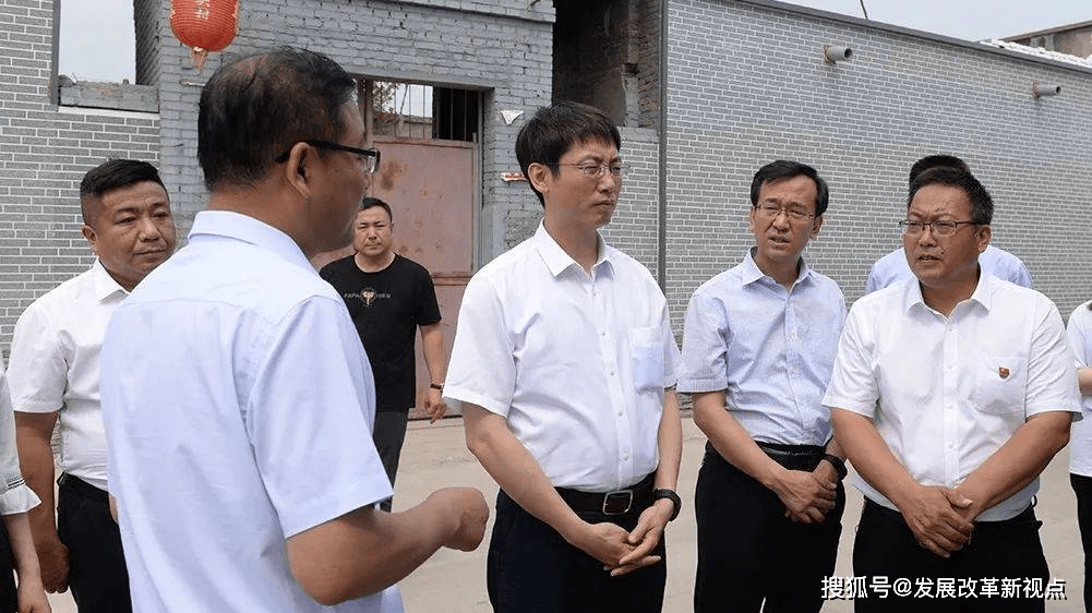 6月21日上午,介休市委书记任光耀到宋古乡南桥头村,义安镇那村调研