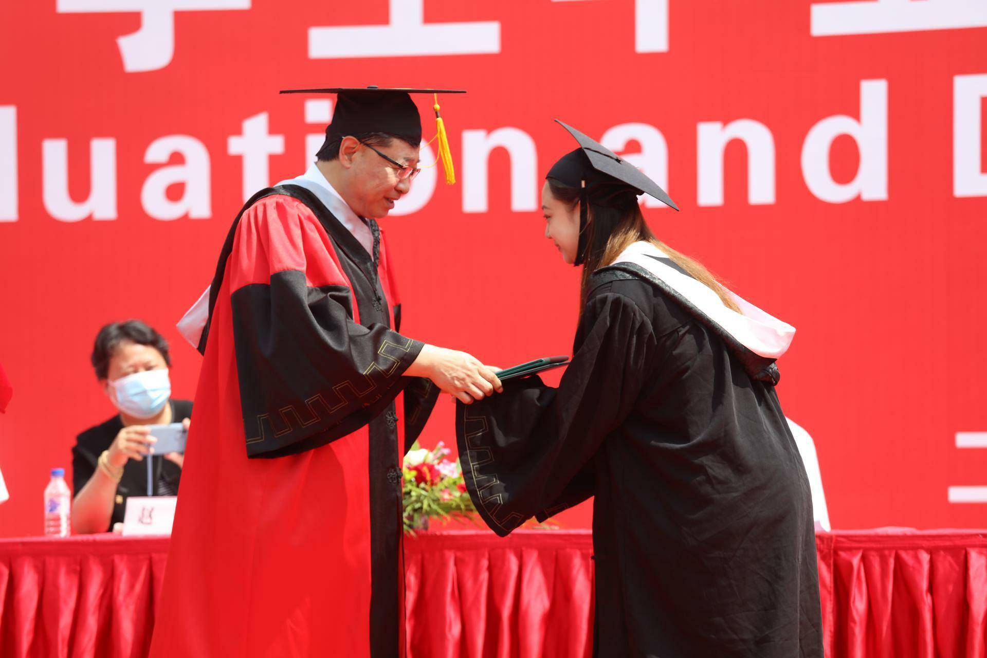 毕业时发学位证书么英语 来自搜狐网
