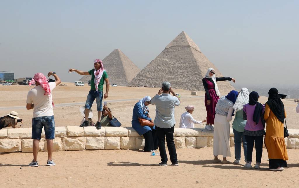 世界旅游日埃及吉萨金字塔吸引众多游客参观