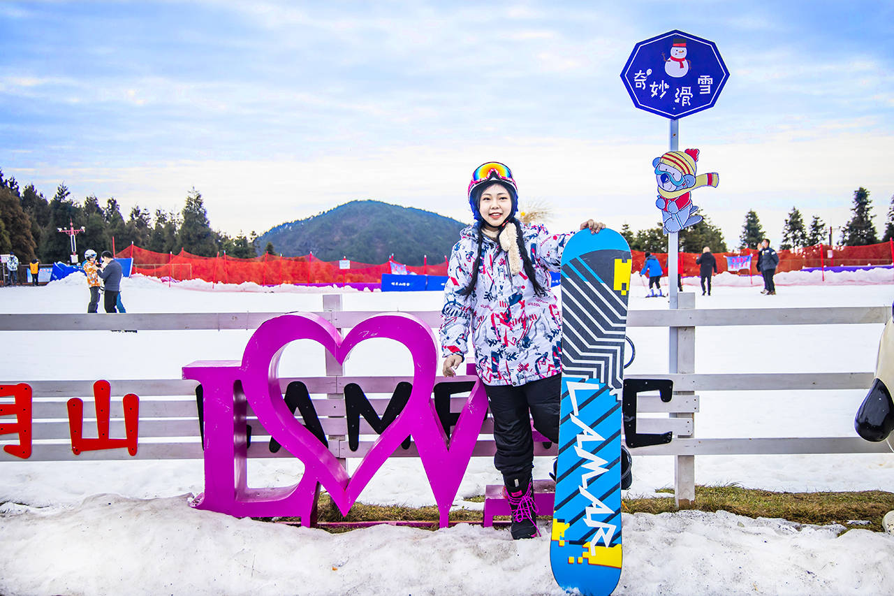 冬游江西，在明月山云海之上滑雪，泡摄生硒温泉水脉温泉