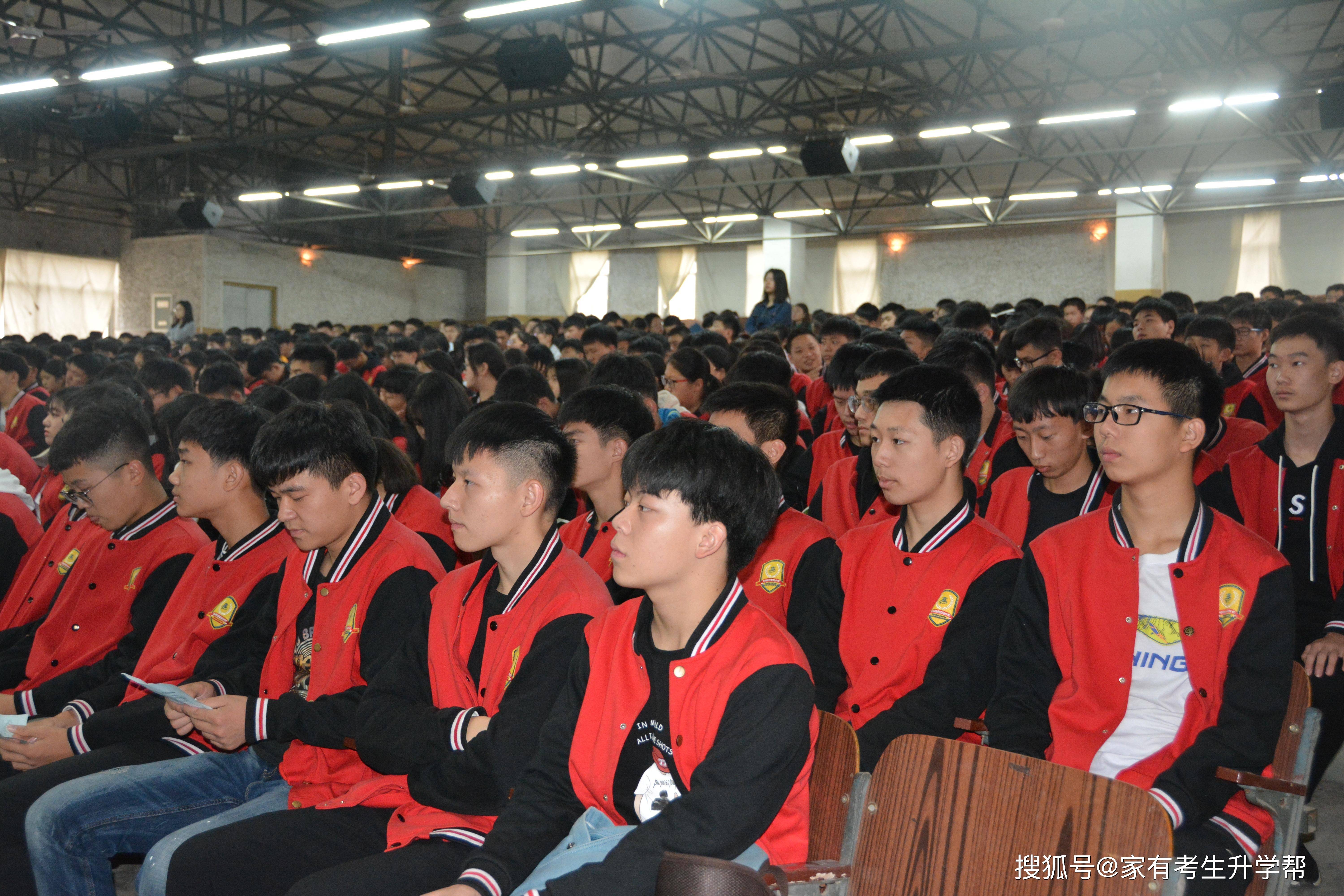 郑州外国语学校高二学子整本书阅读之外国文学8篇读写功效