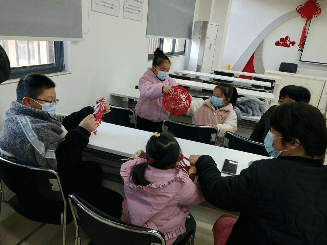 龙河社区儿童办事站开展“指尖魅力·剪窗花迎新年”活动