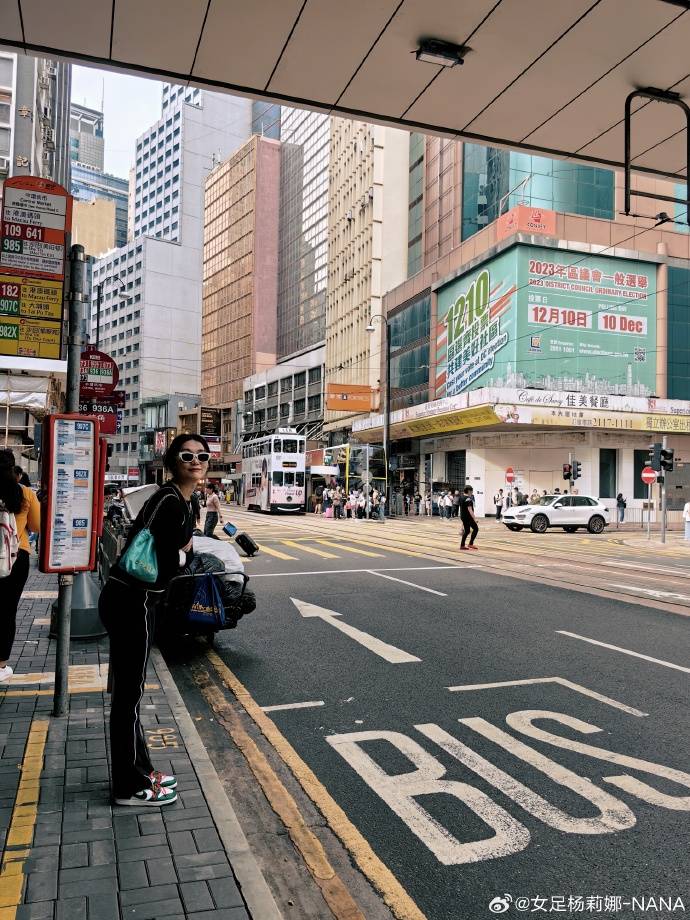 女足国脚杨莉娜晒中国香港游玩照 被调侃：去见家长了(图)