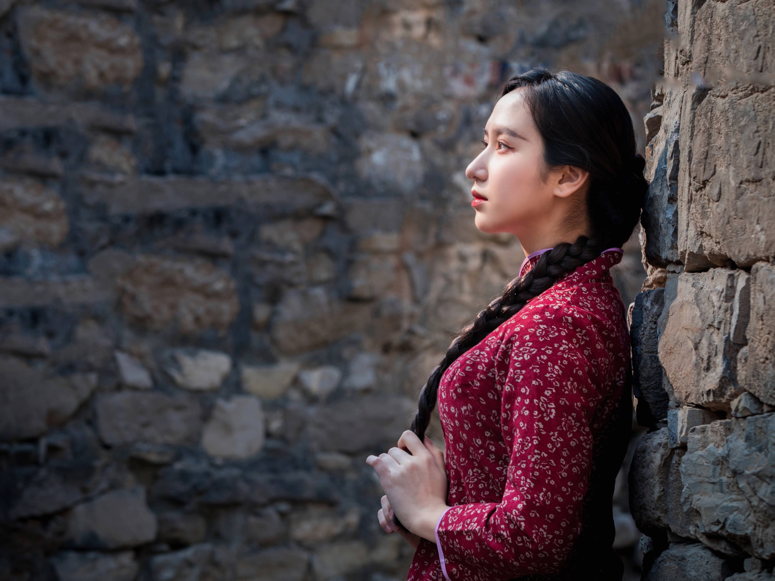 来我家串门的两个姑娘，一个十六，一个十八