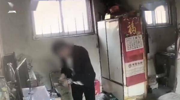 拷问▲大妈回家“偶遇”小偷盗窃 发灵魂拷问将他吓跑，