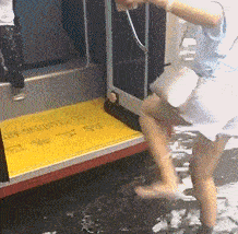 搞笑gif:小姐姐水中上公交,可是拖鞋有点飘!
