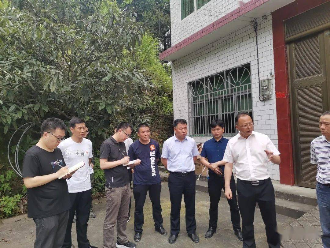 暴雨袭击益阳这条国道发生大面积塌方现已疏通清理保证单幅通行