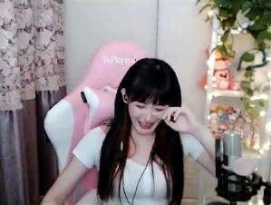 因为文森特的御用辅助节奏临时有事,所以特意找到了虎牙主播豚豚一起