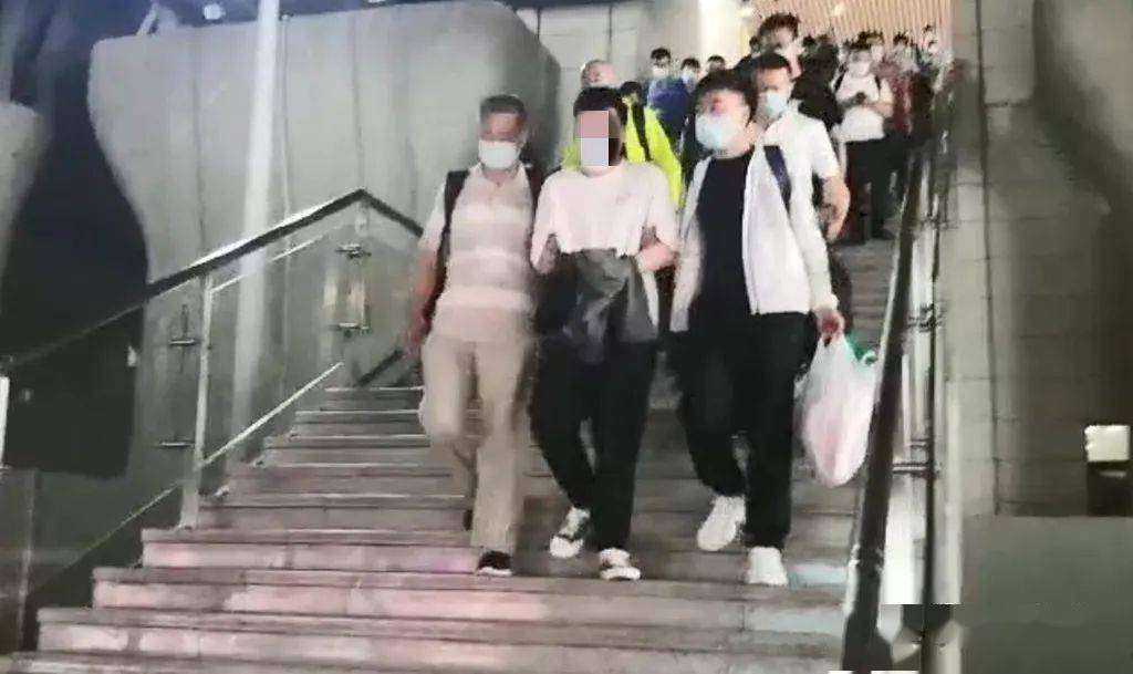 网恋女友竟是“抠脚大汉” 一男子被骗2万余元