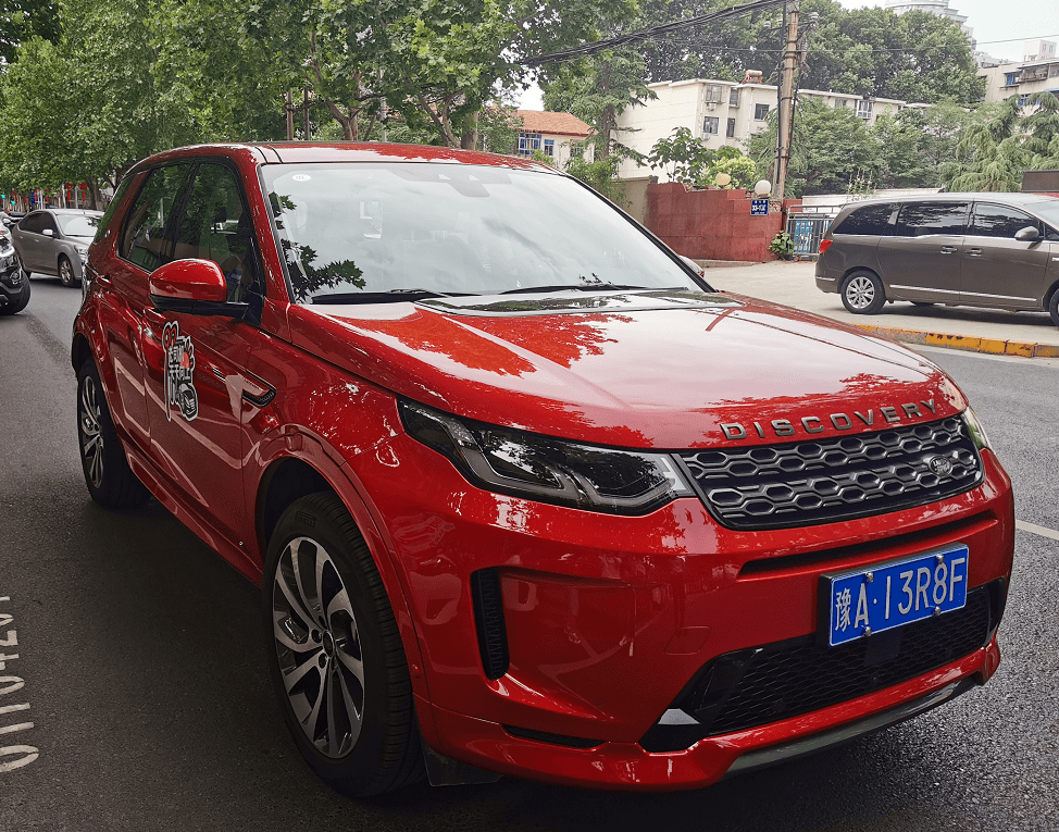 一路平安护送孩子上学还驾驶路虎发现(参数|图片)运动准备了肯德基