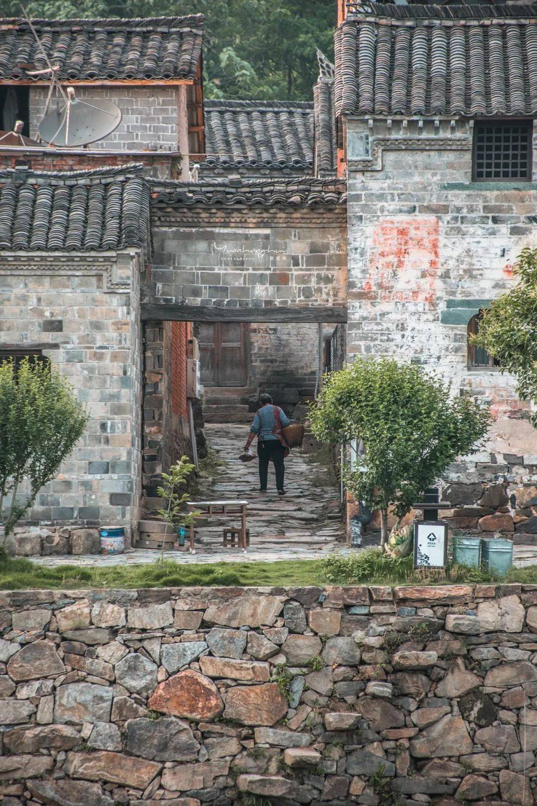 斜阳远近山,林梢烟似带,村外水如环"这就是似诗如画丁李湾古村落的