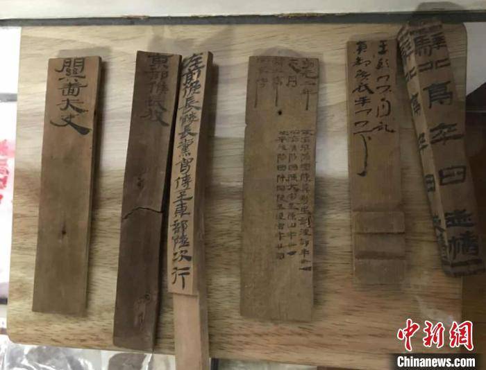 在纸张未发明及未广泛使用前,古人将文字写在竹片,木片等材质上,用丝