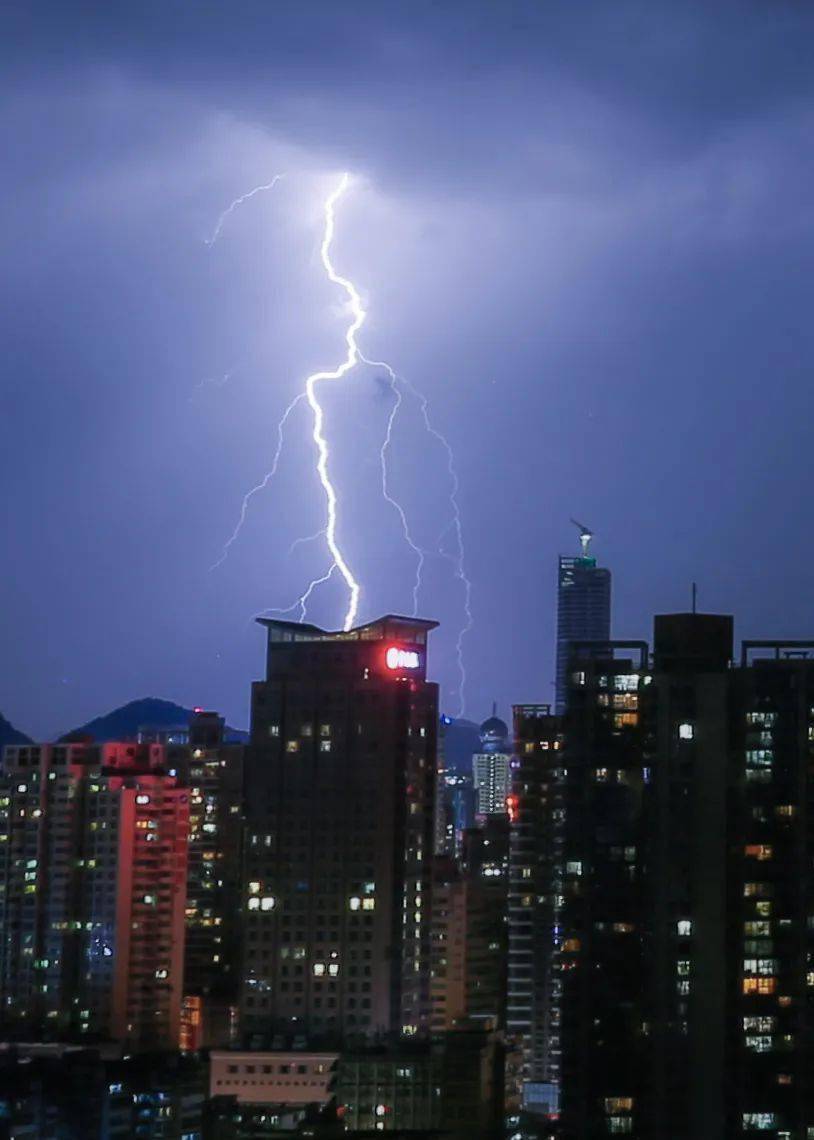 闪电暴雨今夜集中发货贵阳人惊呼台风啊