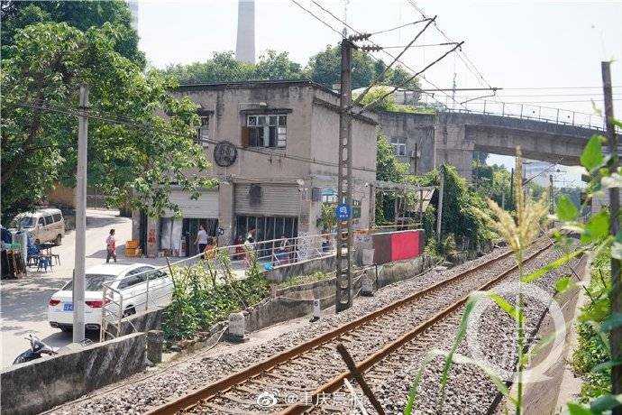 边吃火锅边看火车的重庆网红火锅店 外场拆了！