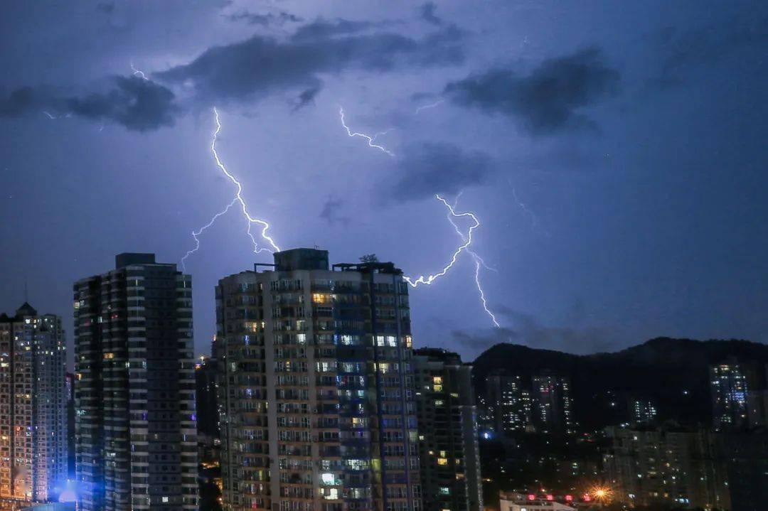 闪电暴雨今夜集中发货贵阳人惊呼台风啊