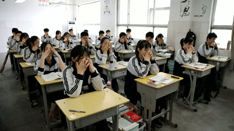 菏泽市郓城县实验中学积极开展全国爱眼日校园宣传活动