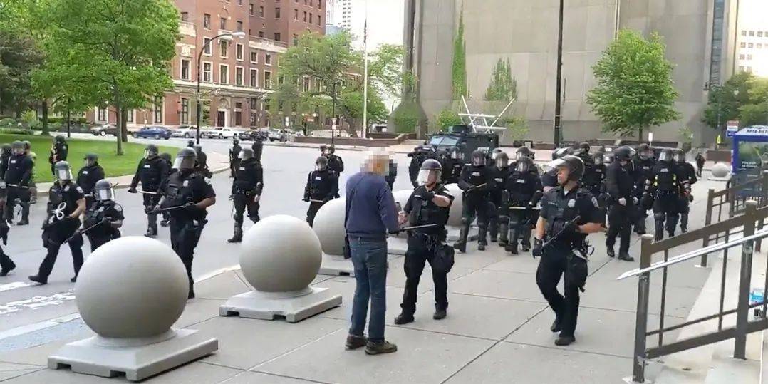 闯祸美国警察不服，全队罢工