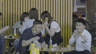 在这个地方,人们释放一天工作后的疲累本质情态喷薄而出妹子们笑得