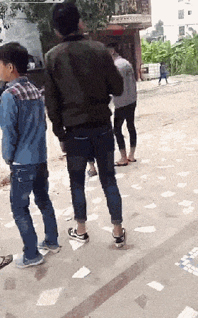 糗gif榜:马尾辫加一件朴素的衬衫,小姐姐的回眸一笑很