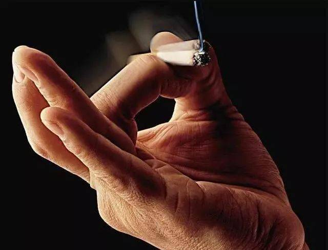 准!你拿烟的姿势暴露了你的性格