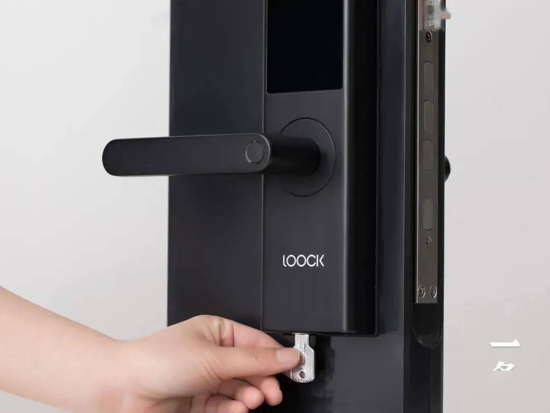 可以在门外用充电宝给门锁充电,也可以用备用钥匙直接开门