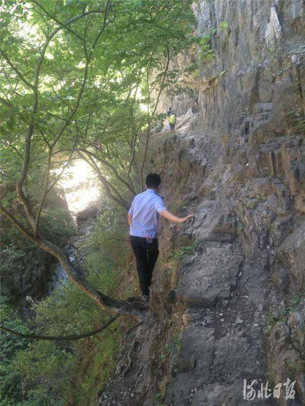 救援|4人野游被困深山，河北保定民警8小时紧张救援