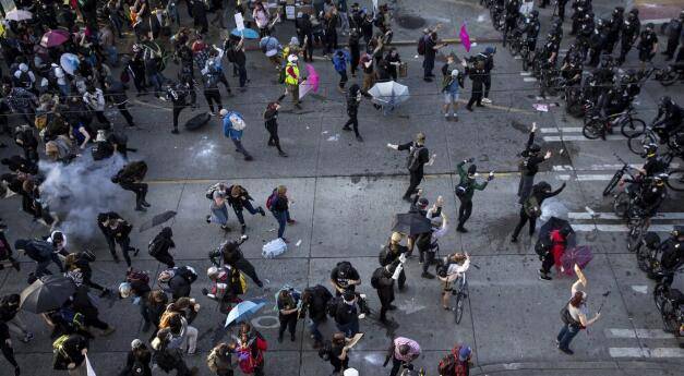 警民|西雅图抗议活动爆警民冲突 警方用闪光弹驱散人群