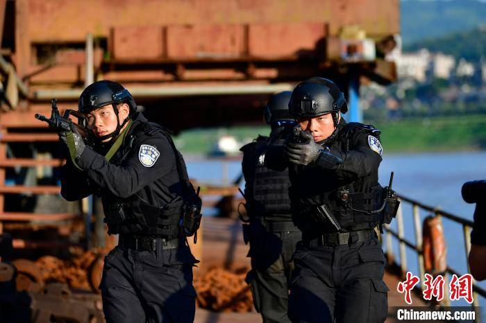 警方|重庆警方开展水上实战大练兵 水陆空一体化作战如电影大片