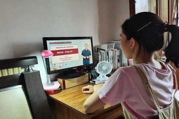 6月6日,滁州五中"爱眼日"开展观看主题视频活动.图片来源:滁州五中.