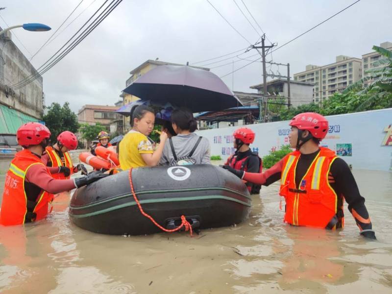 群众|暴雨侵袭居民被困2楼，广东消防牵起“生命绳”转移群众