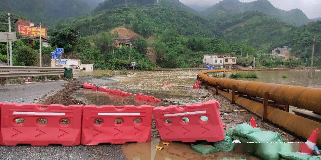 南丹城区多处路遭雨水淹没群众被洪水围困城关再次遭受特大暴雨袭击