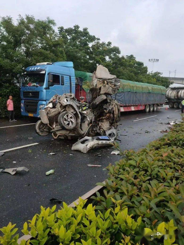 330国道永康方向某路段发生一起严重车祸,整个车子撞