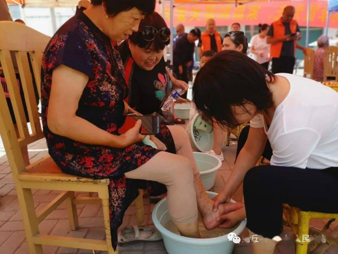 言传身教是最好的家庭教育 孩子看见妈妈给奶奶洗脚,孩子们都抢着帮忙