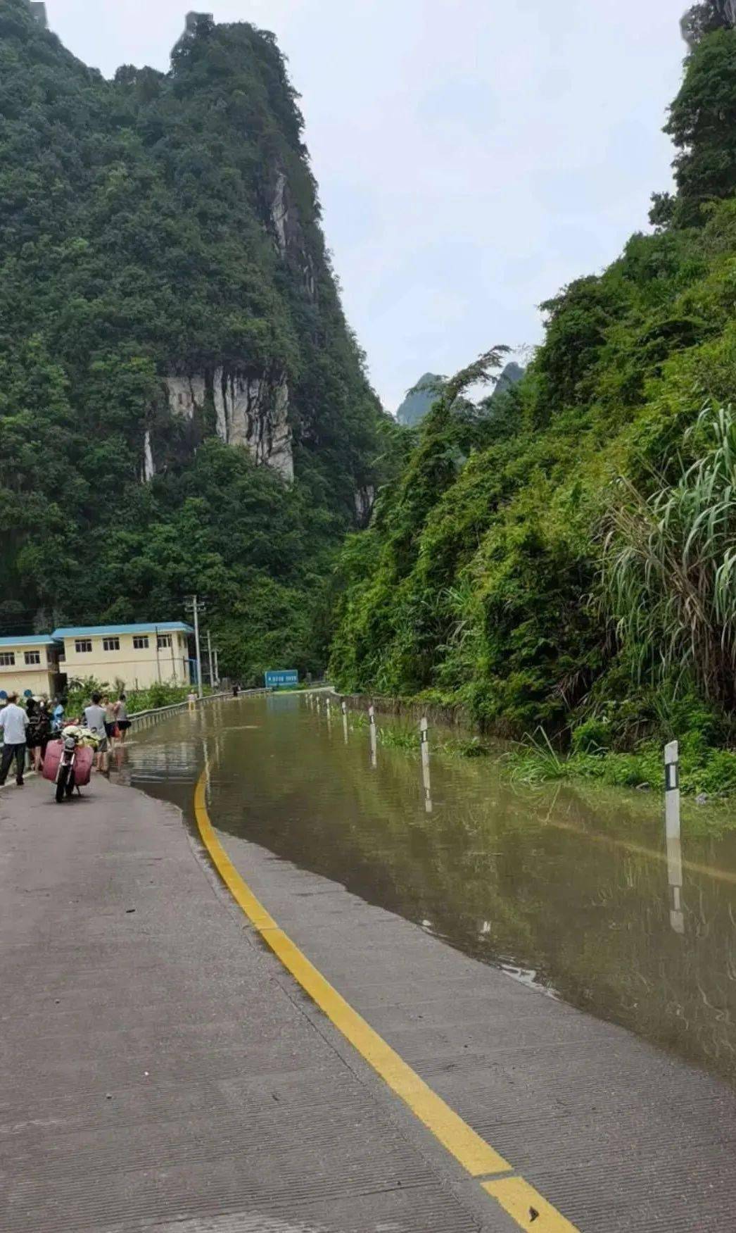 南丹城区多处路遭雨水淹没群众被洪水围困城关再次遭